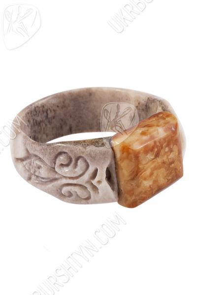 Перстень з рогу оленя і бурштину