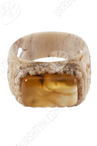 Перстень з рогу оленя і бурштину