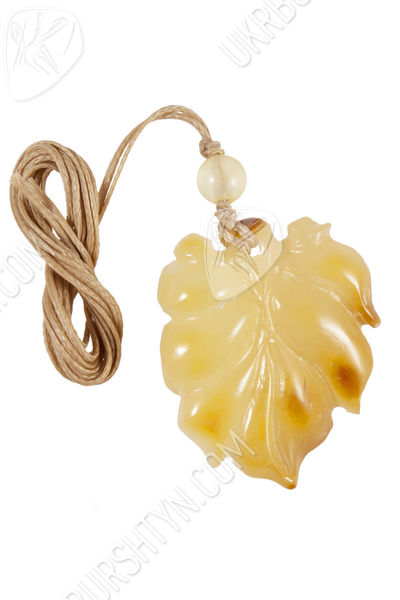 Кулон резьбленный из янтаря «Листочек»
