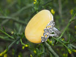 Кольцо из серебра с янтарем «Полет бабочек»