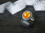 Перстень з бурштиновим кабошоном «Гарденія»