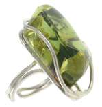 Разомкнутое кольцо с зеленым янтарем
