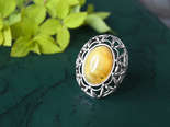 Срібний перстень зі світлим бурштином «Світський вечір»