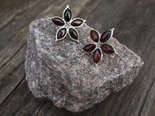 Серебряные сережки с темным янтарем «Цветок»