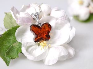 Бурштиновий кулон зі сріблом «Метелик»