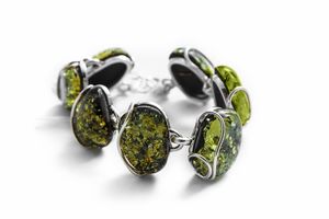 Браслет с зелеными янтарными камнями