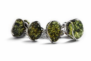 Браслет с зелеными янтарными камнями