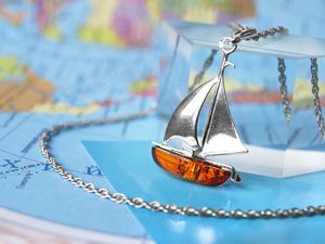 Кулон зі срібла з бурштином «Кораблик»
