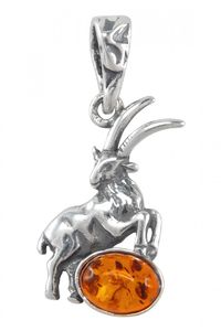 Серебряный кулон с янтарем «Козерог»