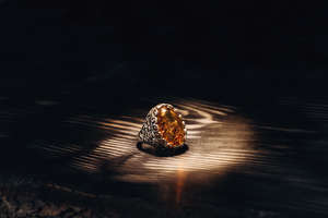 Ажурное кольцо с черненым серебром и янтарем «Мора»