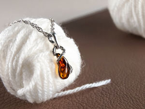 Кулон з чорненим сріблом і бурштином «Змійка»