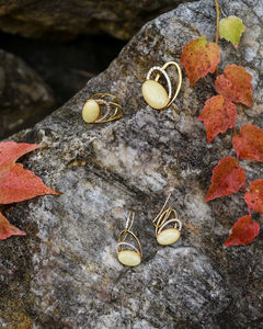 Каблучка срібна з бурштином та фіанітами «Лінда»