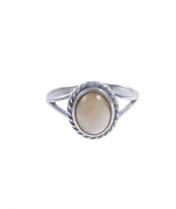 Серебряное кольцо с белым камнем