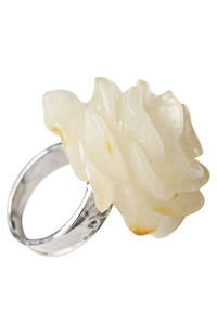 Кольцо из серебра и янтаря «Белая роза»
