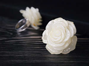 Кольцо из серебра и янтаря «Белая роза»