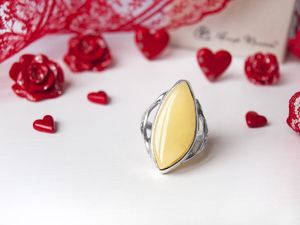 Серебряное кольцо со светлым янтарем «Николь»