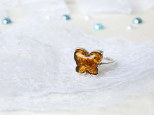 Срібний перстень з бурштином «Метелик»
