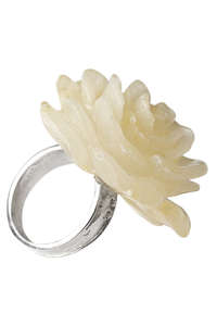 Серебряное кольцо с янтарем «Белая роза»