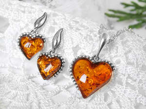 Серебряные серьги-пусеты с янтарем «Любовь это...»