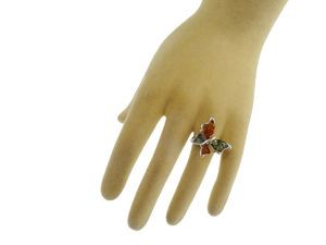 Срібний перстень з різьбленими бурштиновими каменями «Метелик»