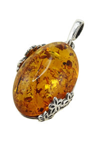 Серебряный кулон с янтарем «Камея»