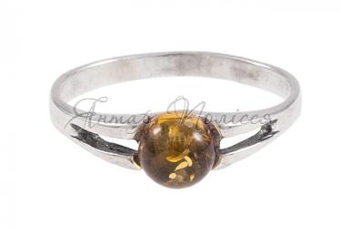 Серебряное кольцо с янтарной вставкой