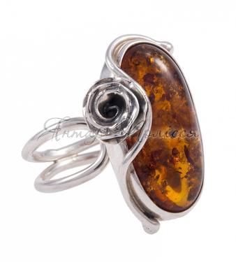 Серебряное фигурное кольцо с янтарем