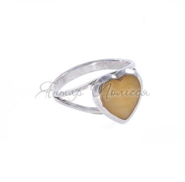 Кольцо серебряное с янтарем «Сердце»