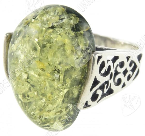 Кольцо с янтарем зеленого оттенка