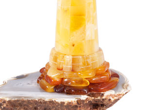 Сувенир из янтаря на агатовой подставке «Маяк»