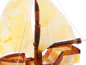 Сувенір з бурштину «Кораблик»