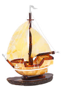 Сувенир из янтаря «Кораблик»