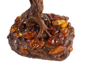 Декоративное дерево из янтаря