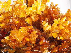 Дерево-бонсай с янтарными камнями