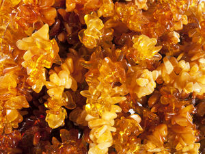 Дерево-бонсай с янтарными камнями