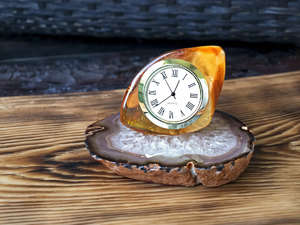 Бурштиновий годинник на агатовій підставці