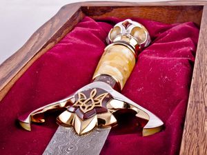 Кинжал инкрустированный янтарем/Vip