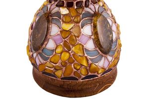 Лампа из витражного стекла и камней янтаря