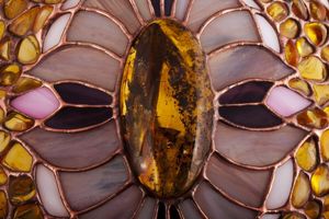 Лампа из витражного стекла и камней янтаря