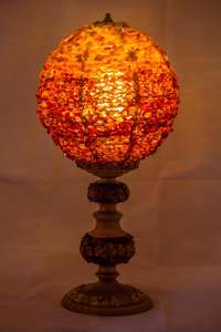 Декоративный янтарный светильник