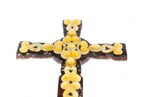 Настенный крест из пластин янтаря