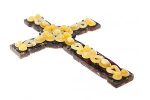 Настенный крест из пластин янтаря