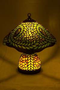 Лампа, інкрустована янтарем