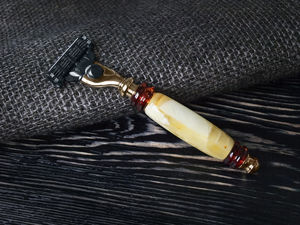 Бритвенный станок на подставке