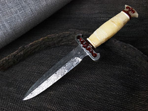 Кинжал с янтарной инкрустацией