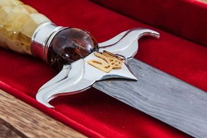 Кинджал з бурштиновою інкрустацією