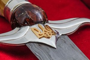 Кинджал з бурштиновою інкрустацією