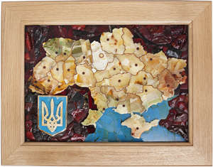 Карта України з мозаїкою із бурштинових пластин