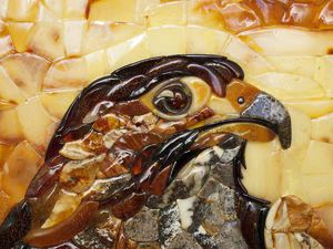 Картина з каменів бурштину «Сокіл»