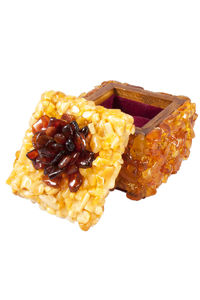 Шкатулка инкрустированная янтарем с цветком